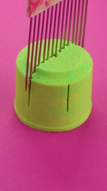 Çok tatmin edici ve rahatlatıcı Kinetik Kum ASMR videosu. Stres önleyici makroyu renkli Kinetik Kumu bıçakla kapatmak. ASMR sesleri.