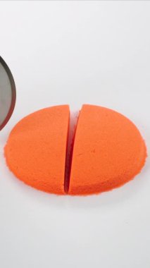 Çok tatmin edici ve rahatlatıcı Kinetik Kum ASMR videosu. Stres önleyici makroyu renkli Kinetik Kumu bıçakla kapatmak. ASMR sesleri.