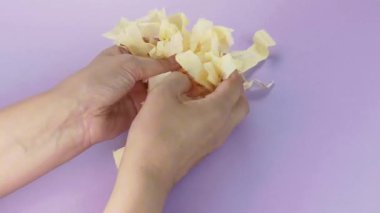 Çok tatmin edici ve rahatlatıcı ASMR videosu. Stres önleyici video, kadınların elleri yırtılır ve buruşuk kağıt peçeteler. İnce Motor Yetenekleri İçin Yırtıcı Kağıt.