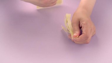 Çok tatmin edici ve rahatlatıcı ASMR videosu. Stres önleyici video, kadınların elleri yırtılır ve buruşuk kağıt peçeteler. İnce Motor Yetenekleri İçin Yırtıcı Kağıt.