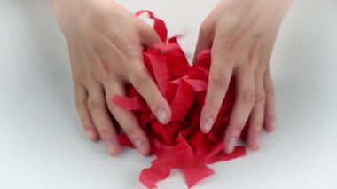 Çok tatmin edici ve rahatlatıcı ASMR videosu. Stres önleyici video, kadınların elleri yırtılır ve buruşuk kağıt peçeteler. İnce Motor Yetenekleri İçin Yırtıcı Kağıt.