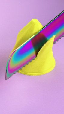 Çok tatmin edici ve rahatlatıcı Kinetik Kum ASMR videosu. Stres önleyici makroyu renkli Kinetik Kumu bıçakla kapatmak. ASMR sesleri.