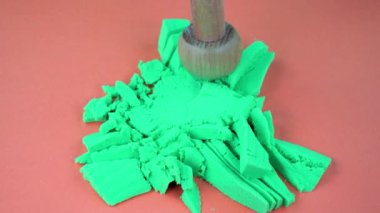 Çok tatmin edici ve rahatlatıcı Kinetik Kum ASMR videosu. Stres önleyici makroyu renkli Kinetik Kumu bıçakla kapatmak. ASMR sesleri.