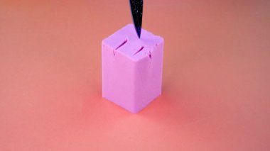 Çok tatmin edici ve rahatlatıcı Kinetik Kum ASMR videosu. Stres önleyici makroyu renkli Kinetik Kumu bıçakla kapatmak. ASMR sesleri.