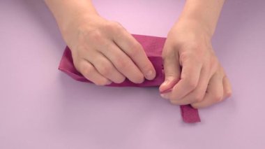 Çok tatmin edici ve rahatlatıcı ASMR videosu. Stres önleyici video, kadınların elleri yırtılır ve buruşuk kağıt peçeteler. İnce Motor Yetenekleri İçin Yırtıcı Kağıt.