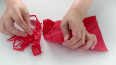 Çok tatmin edici ve rahatlatıcı ASMR videosu. Stres önleyici video, kadınların elleri yırtılır ve buruşuk kağıt peçeteler. İnce Motor Yetenekleri İçin Yırtıcı Kağıt.