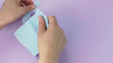 Çok tatmin edici ve rahatlatıcı ASMR videosu. Stres önleyici video, kadınların elleri yırtılır ve buruşuk kağıt peçeteler. İnce Motor Yetenekleri İçin Yırtıcı Kağıt.