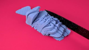 Çok tatmin edici ve rahatlatıcı Kinetik Kum ASMR videosu. Stres önleyici makroyu renkli Kinetik Kumu bıçakla kapatmak. ASMR sesleri.