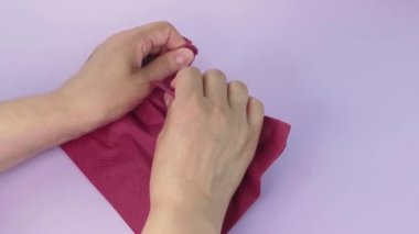 Çok tatmin edici ve rahatlatıcı ASMR videosu. Stres önleyici video, kadınların elleri yırtılır ve buruşuk kağıt peçeteler. İnce Motor Yetenekleri İçin Yırtıcı Kağıt.