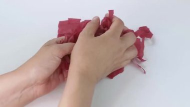 Çok tatmin edici ve rahatlatıcı ASMR videosu. Stres önleyici video, kadınların elleri yırtılır ve buruşuk kağıt peçeteler. İnce Motor Yetenekleri İçin Yırtıcı Kağıt.