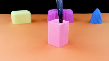 Çok tatmin edici ve rahatlatıcı Kinetik Kum ASMR videosu. Stres önleyici makroyu renkli Kinetik Kumu bıçakla kapatmak. ASMR sesleri.