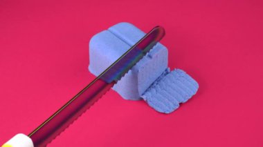 Çok tatmin edici ve rahatlatıcı Kinetik Kum ASMR videosu. Stres önleyici makroyu renkli Kinetik Kumu bıçakla kapatmak. ASMR sesleri.