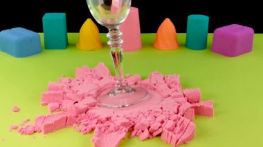 Çok tatmin edici ve rahatlatıcı Kinetik Kum ASMR videosu. Stres önleyici makroyu renkli Kinetik Kumu bıçakla kapatmak. ASMR sesleri.