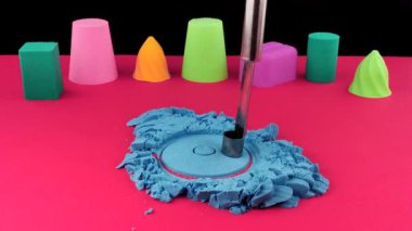 Çok tatmin edici ve rahatlatıcı Kinetik Kum ASMR videosu. Stres önleyici makroyu renkli Kinetik Kumu bıçakla kapatmak. ASMR sesleri.