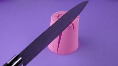 Çok tatmin edici ve rahatlatıcı Kinetik Kum ASMR videosu. Stres önleyici makroyu renkli Kinetik Kumu bıçakla kapatmak. ASMR sesleri.