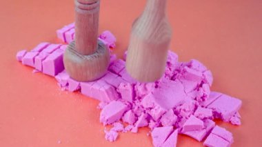 Çok tatmin edici ve rahatlatıcı Kinetik Kum ASMR videosu. Stres önleyici makroyu renkli Kinetik Kumu bıçakla kapatmak. ASMR sesleri.