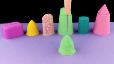 Çok tatmin edici ve rahatlatıcı Kinetik Kum ASMR videosu. Stres önleyici makroyu renkli Kinetik Kumu bıçakla kapatmak. ASMR sesleri.