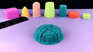 Çok tatmin edici ve rahatlatıcı Kinetik Kum ASMR videosu. Stres önleyici makroyu renkli Kinetik Kumu bıçakla kapatmak. ASMR sesleri.