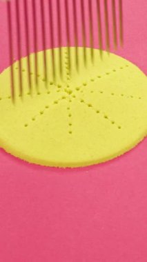 Çok tatmin edici ve rahatlatıcı Kinetik Kum ASMR videosu. Stres önleyici makroyu renkli Kinetik Kumu bıçakla kapatmak. ASMR sesleri.