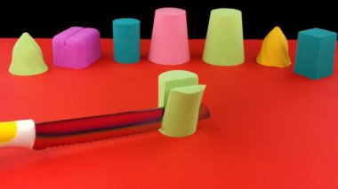 Çok tatmin edici ve rahatlatıcı Kinetik Kum ASMR videosu. Stres önleyici makroyu renkli Kinetik Kumu bıçakla kapatmak. ASMR sesleri.