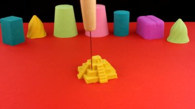 Çok tatmin edici ve rahatlatıcı Kinetik Kum ASMR videosu. Stres önleyici makroyu renkli Kinetik Kumu bıçakla kapatmak. ASMR sesleri.