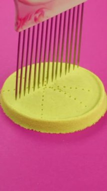 Çok tatmin edici ve rahatlatıcı Kinetik Kum ASMR videosu. Stres önleyici makroyu renkli Kinetik Kumu bıçakla kapatmak. ASMR sesleri.