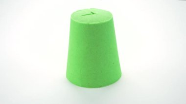 Çok tatmin edici ve rahatlatıcı Kinetik Kum ASMR videosu. Stres önleyici makroyu renkli Kinetik Kumu bıçakla kapatmak. ASMR sesleri.