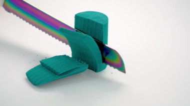 Çok tatmin edici ve rahatlatıcı Kinetik Kum ASMR videosu. Stres önleyici makroyu renkli Kinetik Kumu bıçakla kapatmak. ASMR sesleri.