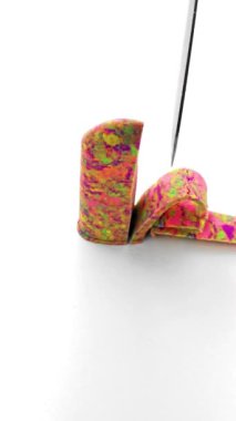 Çok tatmin edici ve rahatlatıcı Kinetik Kum ASMR videosu. Stres önleyici makroyu renkli Kinetik Kumu bıçakla kapatmak. ASMR sesleri.