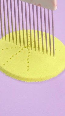 Çok tatmin edici ve rahatlatıcı Kinetik Kum ASMR videosu. Stres önleyici makroyu renkli Kinetik Kumu bıçakla kapatmak. ASMR sesleri.