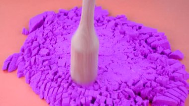 Çok tatmin edici ve rahatlatıcı Kinetik Kum ASMR videosu. Stres önleyici makroyu renkli Kinetik Kumu bıçakla kapatmak. ASMR sesleri.