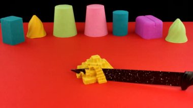 Çok tatmin edici ve rahatlatıcı Kinetik Kum ASMR videosu. Stres önleyici makroyu renkli Kinetik Kumu bıçakla kapatmak. ASMR sesleri.