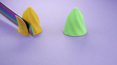 Çok tatmin edici ve rahatlatıcı Kinetik Kum ASMR videosu. Stres önleyici makroyu renkli Kinetik Kumu bıçakla kapatmak. ASMR sesleri.