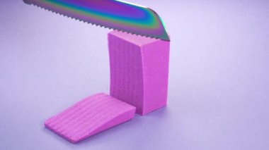 Çok tatmin edici ve rahatlatıcı Kinetik Kum ASMR videosu. Stres önleyici makroyu renkli Kinetik Kumu bıçakla kapatmak. ASMR sesleri.