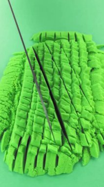 Çok tatmin edici ve rahatlatıcı Kinetik Kum ASMR videosu. Stres önleyici makroyu renkli Kinetik Kumu bıçakla kapatmak. ASMR sesleri.