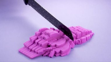 Çok tatmin edici ve rahatlatıcı Kinetik Kum ASMR videosu. Stres önleyici makroyu renkli Kinetik Kumu bıçakla kapatmak. ASMR sesleri.