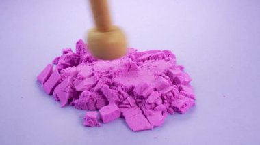 Çok tatmin edici ve rahatlatıcı Kinetik Kum ASMR videosu. Stres önleyici makroyu renkli Kinetik Kumu bıçakla kapatmak. ASMR sesleri.