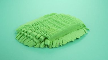 Çok tatmin edici ve rahatlatıcı Kinetik Kum ASMR videosu. Stres önleyici makroyu renkli Kinetik Kumu bıçakla kapatmak. ASMR sesleri.