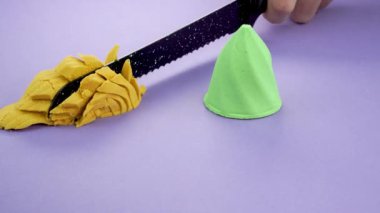 Çok tatmin edici ve rahatlatıcı Kinetik Kum ASMR videosu. Stres önleyici makroyu renkli Kinetik Kumu bıçakla kapatmak. ASMR sesleri.