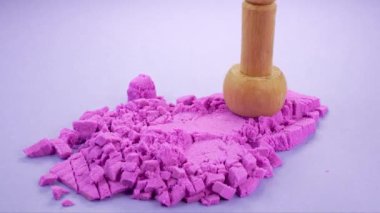 Çok tatmin edici ve rahatlatıcı Kinetik Kum ASMR videosu. Stres önleyici makroyu renkli Kinetik Kumu bıçakla kapatmak. ASMR sesleri.