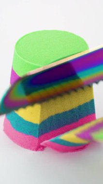 Çok tatmin edici ve rahatlatıcı Kinetik Kum ASMR videosu. Stres önleyici makroyu renkli Kinetik Kumu bıçakla kapatmak. ASMR sesleri.