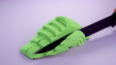 Çok tatmin edici ve rahatlatıcı Kinetik Kum ASMR videosu. Stres önleyici makroyu renkli Kinetik Kumu bıçakla kapatmak. ASMR sesleri.