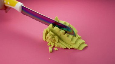 Çok tatmin edici ve rahatlatıcı Kinetik Kum ASMR videosu. Stres önleyici makroyu renkli Kinetik Kumu bıçakla kapatmak. ASMR sesleri.