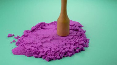 Çok tatmin edici ve rahatlatıcı Kinetik Kum ASMR videosu. Stres önleyici makroyu renkli Kinetik Kumu bıçakla kapatmak. ASMR sesleri.