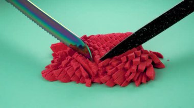 Çok tatmin edici ve rahatlatıcı Kinetik Kum ASMR videosu. Stres önleyici makroyu renkli Kinetik Kumu bıçakla kapatmak. ASMR sesleri.