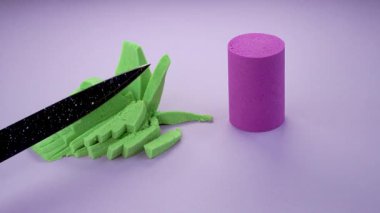 Çok tatmin edici ve rahatlatıcı Kinetik Kum ASMR videosu. Stres önleyici makroyu renkli Kinetik Kumu bıçakla kapatmak. ASMR sesleri.