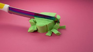 Çok tatmin edici ve rahatlatıcı Kinetik Kum ASMR videosu. Stres önleyici makroyu renkli Kinetik Kumu bıçakla kapatmak. ASMR sesleri.