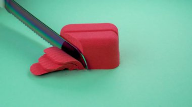 Çok tatmin edici ve rahatlatıcı Kinetik Kum ASMR videosu. Stres önleyici makroyu renkli Kinetik Kumu bıçakla kapatmak. ASMR sesleri.