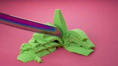 Çok tatmin edici ve rahatlatıcı Kinetik Kum ASMR videosu. Stres önleyici makroyu renkli Kinetik Kumu bıçakla kapatmak. ASMR sesleri.