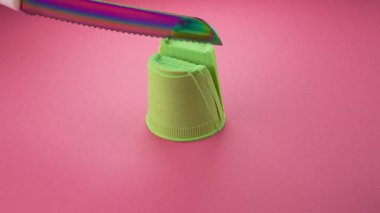 Çok tatmin edici ve rahatlatıcı Kinetik Kum ASMR videosu. Stres önleyici makroyu renkli Kinetik Kumu bıçakla kapatmak. ASMR sesleri.